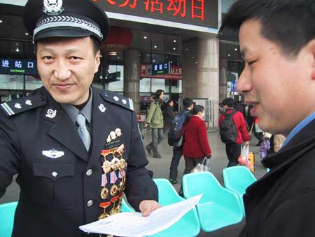 春运首日反扒专家现场支招警官总结窃贼特征