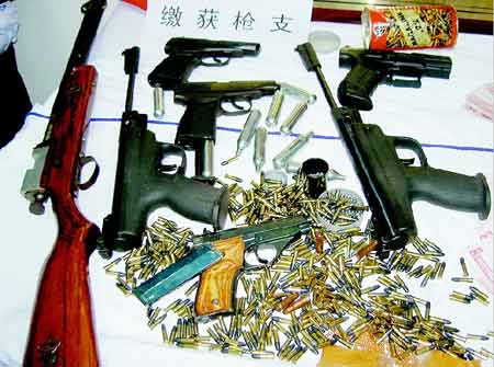 中俄警方截获的枪支弹药
