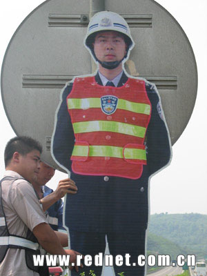 模拟警察“走”上湖南长潭高速公路“执勤岗位”(图)