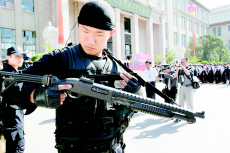 军博展防暴警风采(图)
