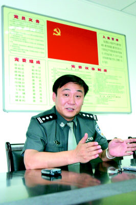 歹徒持刀劫人质续:公安局长讲述谈判经历(组图)