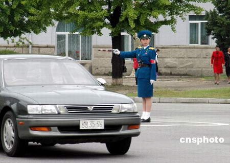 组图：朝鲜平壤女交通警察