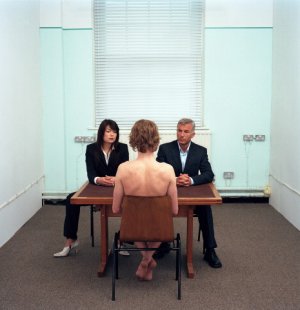 英国经理找刺激裸体面试女职员 自称强硬面试技巧