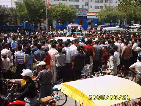 甘肃永昌公安副局长在张掖遭数百人围攻(组图)
