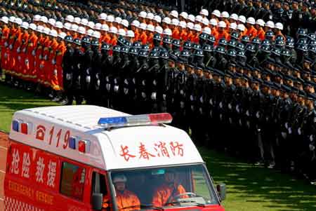 吉林长春万名警察举行大规模阅兵演练(组图)