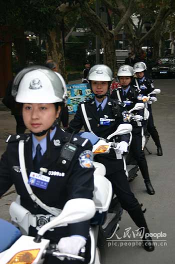 组图：西湖边的另一道风景西湖女子巡逻队