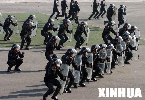 11月25日，北京特警在演练处置球场骚乱事件。