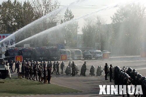 11月25日，北京特警在演练处置球场骚乱事件。