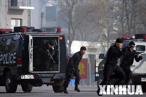 11月25日，北京特警在演练反劫持。当日，北京警方在北京市公安局巡警总队一训练基地向部分境外媒体记者介绍了2008年北京奥运会安保工作情况，并组织媒体记者观看了特警的防暴训练。北京奥运安保协调小组负责人表示，北京警方围绕“平安奥运”这个总体目标，将进一步加强安保科技装备建设，提高反恐和处理突发事件的能力，确保举办一届安全的奥运会。
