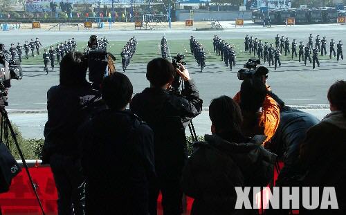 11月25日，媒体记者在观摩北京特警队列表演。当日，北京警方在北京市公安局巡警总队一训练基地向部分境外媒体记者介绍了2008年北京奥运会安保工作情况，并组织媒体记者观看了特警的防暴训练。北京奥运安保协调小组负责人表示，北京警方围绕“平安奥运”这个总体目标，将进一步加强安保科技装备建设，提高反恐和处理突发事件的能力，确保举办一届安全的奥运会。