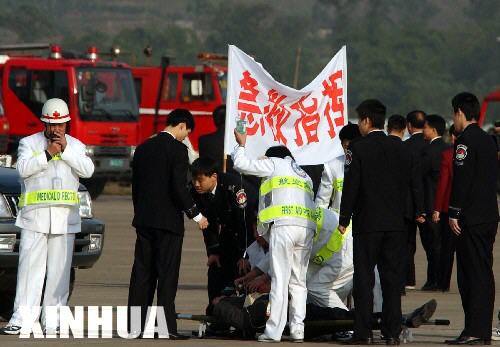  2005年度国家反劫机专项演习在渝成功举行 12月21日，医生在急救指挥点给一名“重伤员”输液。