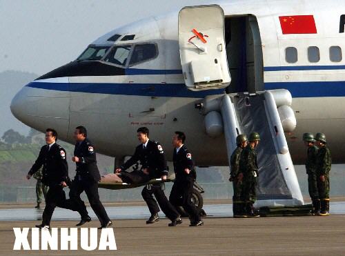 2005年度国家反劫机专项演习在渝成功举行 12月21日，重庆江北机场的救援人员正在迅速地把“伤员”送至安全处。