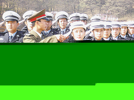 亲自给她们受训雷锋班班长夸“八警花”真聪明