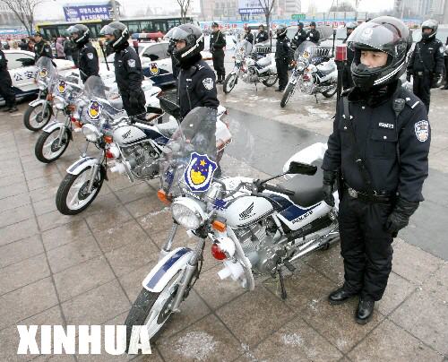 12月31日，北京摩托车巡警在西单亮相。