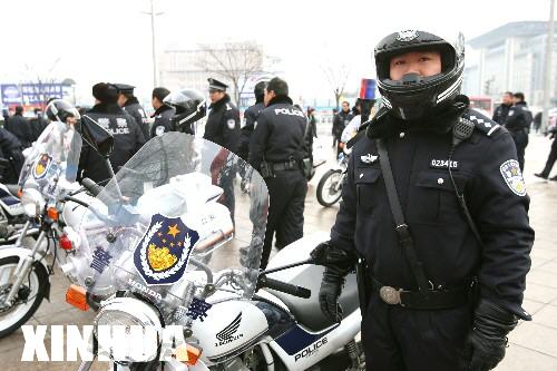  12月31日，一名警员站在新配发的警用摩托车旁。
