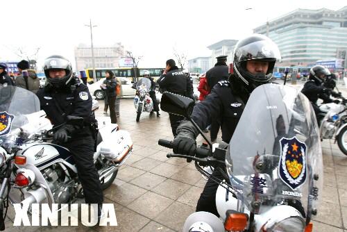   12月31日，几名警员驾驶着新配发的警用摩托车准备出发。