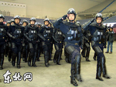 哈尔滨500特警组成飞虎队(组图)