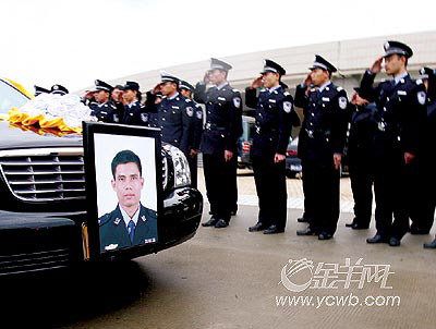广东2000名民警送别掩护战友牺牲警察(图)