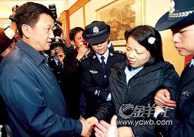 广东2000名民警送别掩护战友牺牲警察(图)