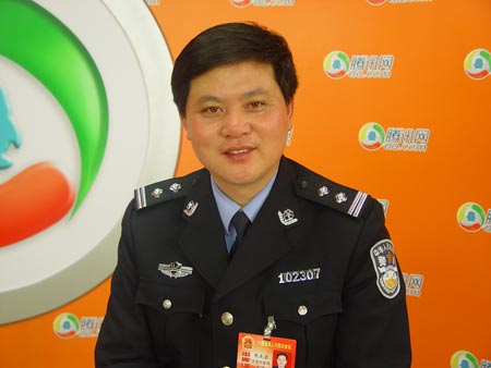 公安英模陈先岩谈新治安管理处罚法