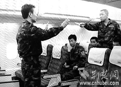 (楚天关注)万米高空上的较量 走近武汉空警(组图)