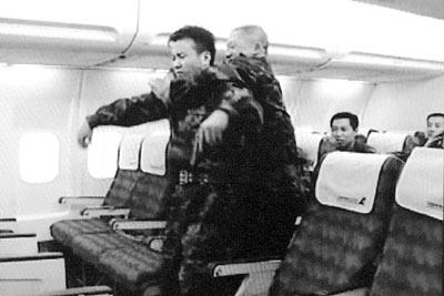 (楚天关注)万米高空上的较量 走近武汉空警(组图)