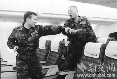 (楚天关注)万米高空上的较量 走近武汉空警(组图)