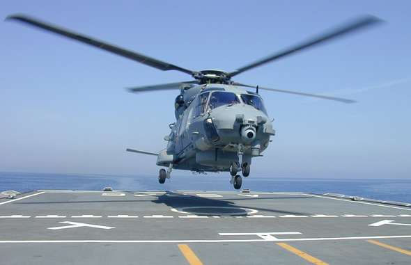 图文:舰载型NH90直升机在军舰上着陆