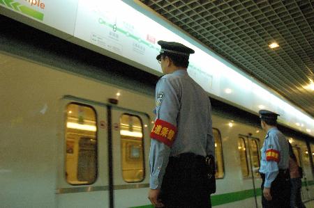 图文：地铁乘警队现身申城(1)