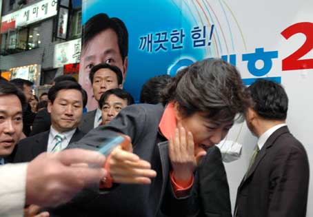 韩国大国家党女主席惨遭毁容被50岁男子用刀划伤脸部