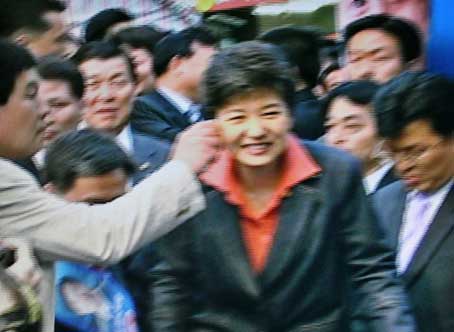 韩国大国家党女主席惨遭毁容被50岁男子用刀划伤脸部