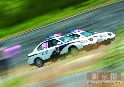 北京警察汽车场地赛上演极品飞车(组图)