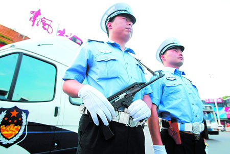 长沙交警持冲锋枪在街头执勤(图)