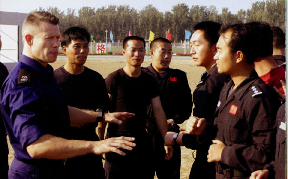 图文:防暴队员与巴西防暴专家进行交流