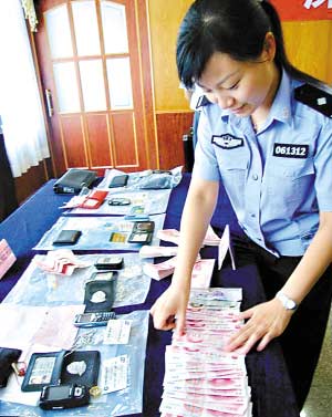 假刑警以协助查案为名抢劫污点富商(组图)