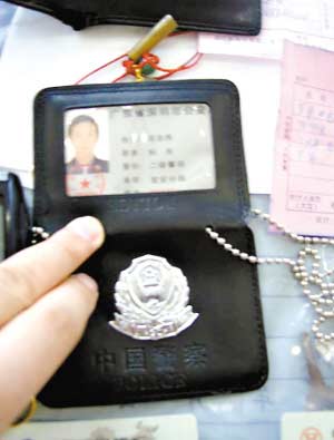 假刑警以协助查案为名抢劫污点富商(组图)
