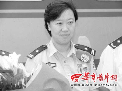 维和女警给李肇星当警卫(图)