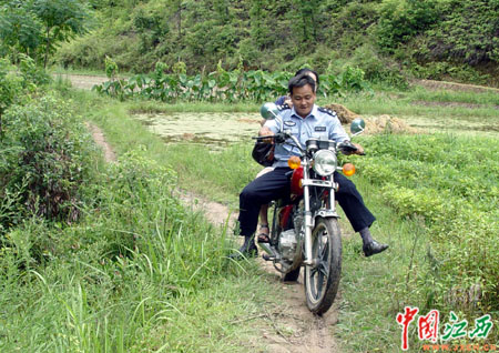 刘陆锋：扎根乡村23年的“傻”民警