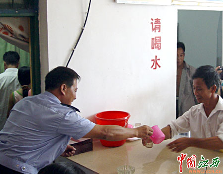 刘陆锋：扎根乡村23年的“傻”民警