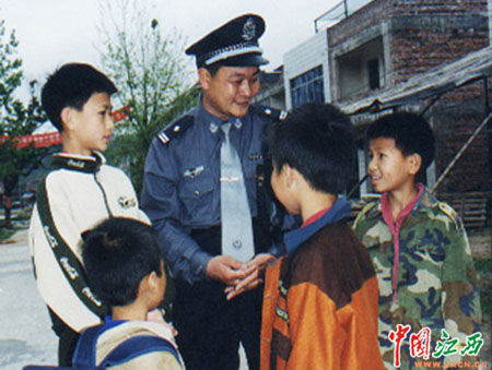 刘陆锋：扎根乡村23年的“傻”民警