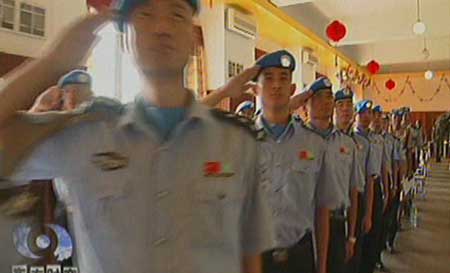 中国驻利比里亚维和警察：只能拿警棍盾牌执勤