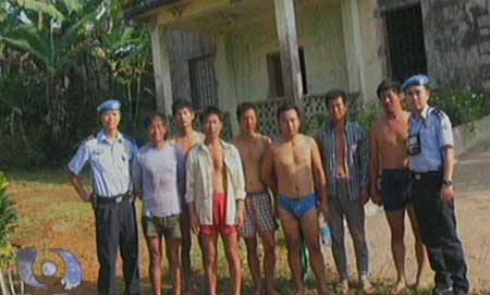 中国驻利比里亚维和警察：只能拿警棍盾牌执勤