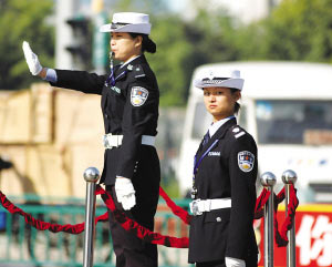 江苏泰兴交巡警女子班昨天上岗(图)