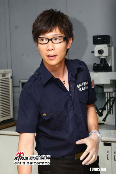 组图:品冠担任刑警体验执勤圆小学时代警察梦