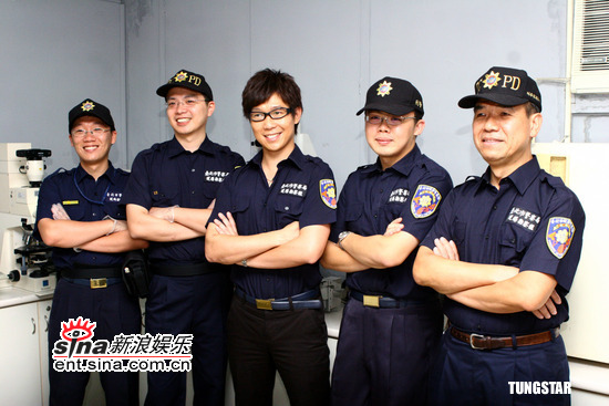 组图:品冠担任刑警体验执勤圆小学时代警察梦