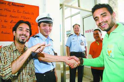 异国男女错认情敌 民警说外语化解国际争端(图)