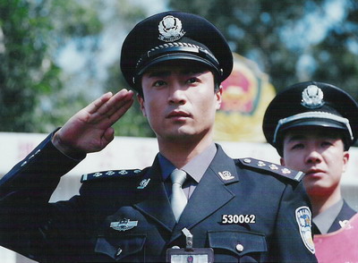大侠何中华《最后的敬礼》礼赞时代英雄楷模