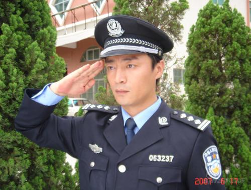 何中华体验民警生活大侠气势力压拘留犯(图)