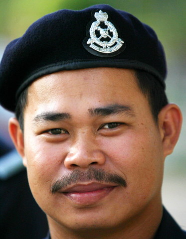 图文-中马战前警察严阵以待平易近人的大马警察