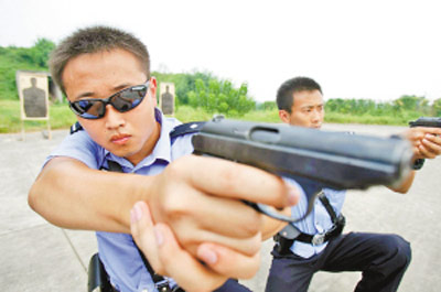 民警烈日下比武 快枪手胜神枪手